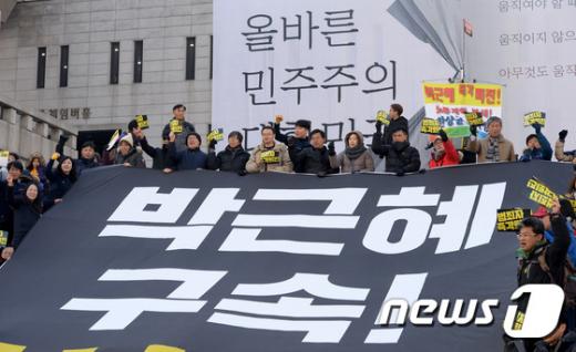 박근혜 대통령에 대한 탄핵소추안이 국회에서 가결된 가운데 10일 서울 세종문화회관 계단에서 민주노총 회원들이 ‘박근혜를 구속해, 한상균을 석방해’ 플래시몹을 선보이고 있다./사진=뉴스1