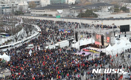 10일 오후 서울 종로구 광화문광장에서 열린 박근혜 대통령 퇴진을 촉구하는 제7차 범국민 촛불집회에서 참가자들이 청운효자동주민센터로 행진하고 있다./사진=사진공동취재단