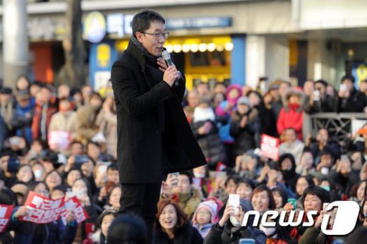 10일 오후 광주 동구 금남로 일원에서 열린 광주시국촛불집회에서 진행을 맡은 방송인 김제동씨가 인사말을 하고 있다./사진=뉴스1