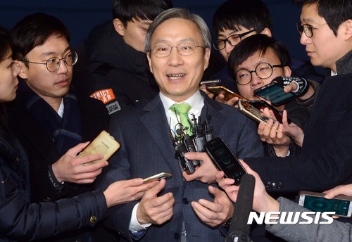 강일원 헌법재판관. 박근혜 대통령 탄핵심판 사건 주심 재판관인 강일원 헌법재판관이 10일 오후 서울 종로구 헌법재판소로 출근해 취재진의 질문에 답하고 있다. /사진=뉴시스