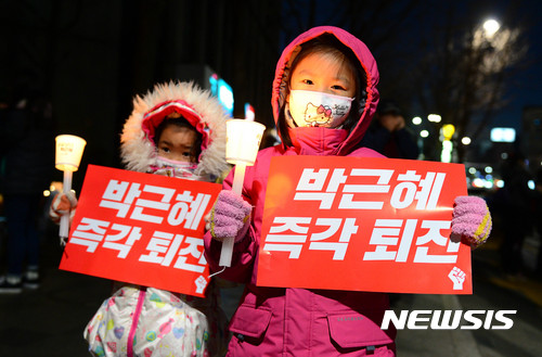 오늘 7차 촛불집회. 10일 오후 서울 종로구 광화문 광장에서 열린 박근혜 대통령의 즉각 퇴진 촉구 7차 대규모 촛불 집회에서 어린이들이 ‘박근혜 대통령 구속‘ 손피켓과 촛불을 들고 있다. /사진=뉴시스