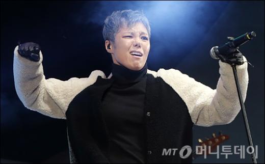 7차 촛불집회 문화 행사무대에 올라 열창하는 이은미. /사진=머니투데이