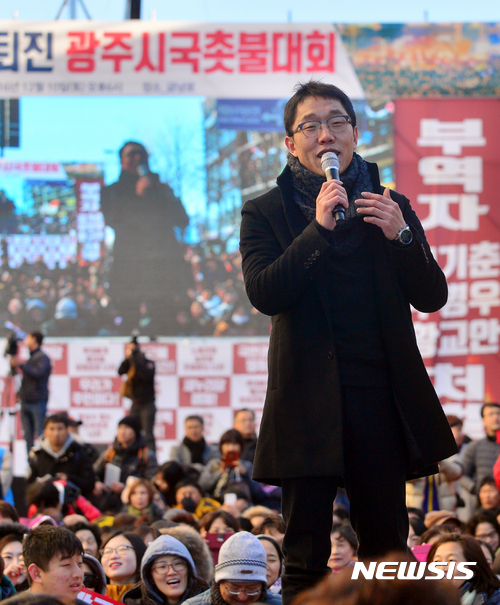 김제동 광주. 10일 오후 광주 금남로에서 열린 만민공동회에 방송인 김제동씨가 사회자로 나서 발언하고 있다. /사진=뉴시스