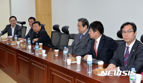 친박 대규모 심야회동. 김무성 유승민과 결별선언. 새누리당 비박계 의원이 중심이 된 비상시국회의가 12일 오전 서울 여의도 국회에서 모임을 갖고 있다. /자료사진=뉴시스