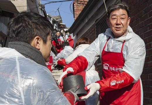 임진구 SBI저축은행 대표(맨 오른쪽)와 SBI저축은행 임직원들이 지난 10일 서울 성북구와 중구에서 관내 소외계층 지원을 위한 봉사활동을 하고 있다. /사진=SBI저축은행