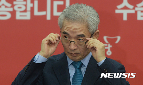 새누리당 윤리위. 이진곤 새누리당 윤리위원회 위원장이 지난달 서울 영등포구 새누리당 당사에서 열린 전체회의에서 안경을 고쳐 쓰고 있다. /사진=뉴시스