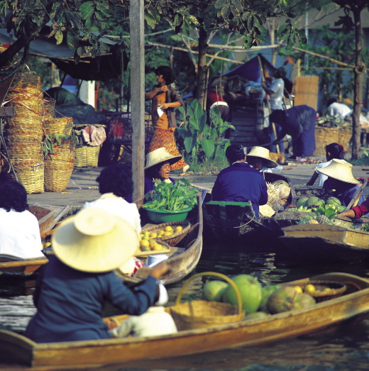 브로맨스 해외여행지 1위에 오른 방콕의 수상시장. /사진제공=KRT