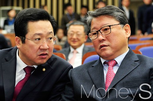 친박 8적. 이장우 국회의원. 이장우 새누리당 최고위원(왼쪽)이 지난 2일 국회에서 열린 본회의에서 조원진 새누리당 의원과 논의를 하고 있다. /사진=임한별 기자