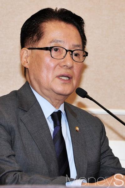 박근혜 피눈물. 박지원 국민의당 원내대표가 지난달 국회에서 열린 야 3당 대표 회동에서 모두발언을 하고 있다. /사진=임한별 기자