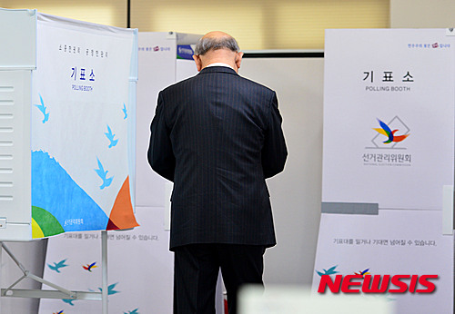 20대 총선이 실시된 지난 4월13일 오전 서울 서대문구 연희동주민센터에 마련된 연희동 제1투표소에서 전두환 전 대통령이 기표소 앞에서 투표 용지를 살펴보고 있다. /자료사진=뉴시스