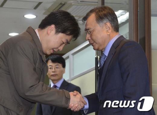 특검 파견검사. 박영수 특별검사(오른쪽)가 오늘(12일) 서울 서초구 법무법인 강남 사무실에서 특검 파견검사인 김태은 서울중앙지검 부부장 검사와 악수를 하고 있다. /사진=뉴스1