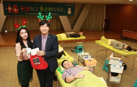 12일 경기도 과천 코오롱 본사 강당에서 임직원들이 헌혈에 참여하고 있는 모습. /사진=코오롱