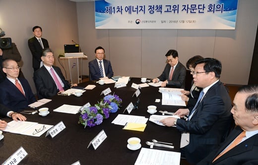 주형환 산업통상자원부 장관은 12일 서울 플라자호텔에서 에너지분야 원로들이 참석한 가운데 ‘제1회 에너지 정책 고위 자문단 회의’를 가졌다. /사진=산업통상자원부 제공
