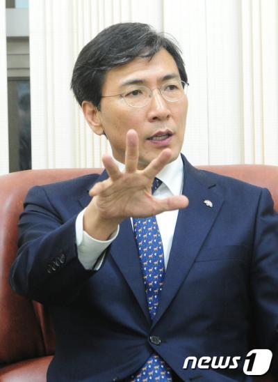 안희정 이재명. 사진은 안희정 충남도지사. /자료사진=뉴스1