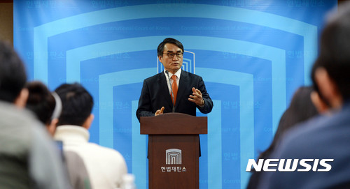 수명재판관. 배보윤 헌법재판소 사무처 공보관이 12일 오후 서울 종로구 헌법재판소에서 박근혜 대통령 탄핵 관련 재판관 전체회의에 대한 브리핑을 하고 있다. /사진=뉴시스