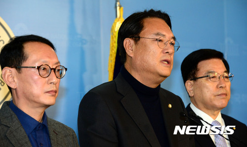 정진석 새누리당 원내대표(가운데)와 김광림 정책위의장(오른쪽), 김도읍 원내수석부대표가 12일 오후 서울 여의도 국회 정론관에서 원내지도부 사퇴 기자회견을 하고 있다. /사진=뉴시스
