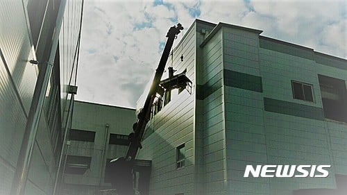 청주크레인사고.오늘(12일) 오후 1시29분쯤 충북 청주시 옥산면의 한 공장에서 패널 보수작업을 하던 인부 4명이 크레인 바스켓에서 추락하는 사고가 발생했다. /사진=뉴시스