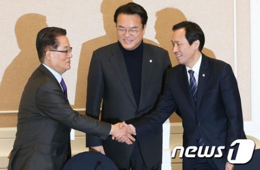 개헌특위. 왼쪽부터 박지원 국민의당, 정진석 새누리당, 우상호 민주당 원내대표가 오늘(12일) 국회에서 회동을 갖고 있다. 정 원내대표는 이날 사퇴 의사를 밝혔다. /사진=뉴스1