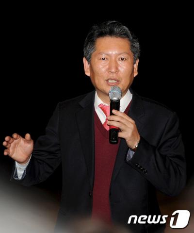 친박 8적. 정청래 전 민주당 의원이 지난 5일 강원 강릉시 작은공연장 단에서 박근혜 대통령 탄핵의 당위성을 주제로 강연을 하고 있다. /사진=뉴스1