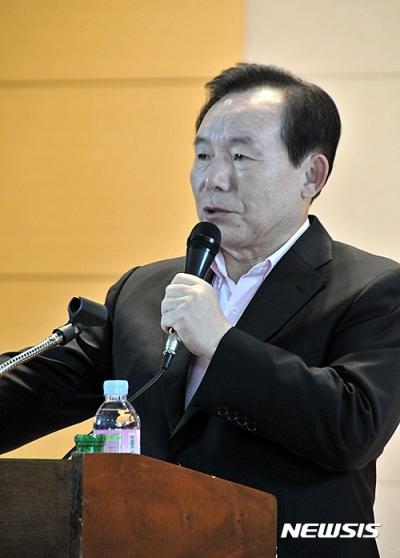 이인제 대권. 이인제 전 새누리당 최고위원이 지난달 울산 남구 울산대학교에서 '통일과 경제'를 주제로 특강을 하고 있다. /사진=뉴시스