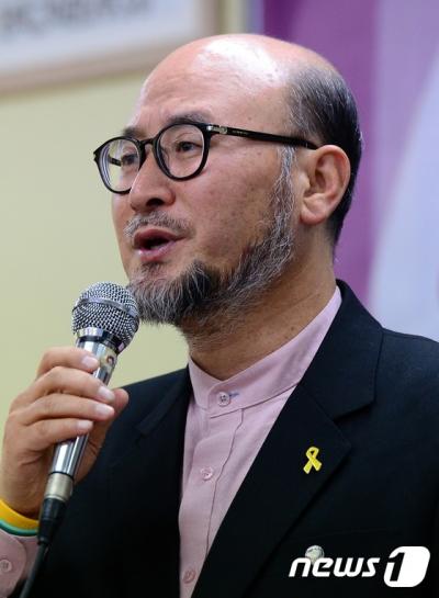 조창익 새 전교조 위원장. 조창익 신임 전국교직원노동조합 위원장이 오늘(12일) 서울 서대문구 전국교직원노동조합 사무실에서 열린 당선자 기자회견에서 인사말을 하고 있다. /사진=뉴스1