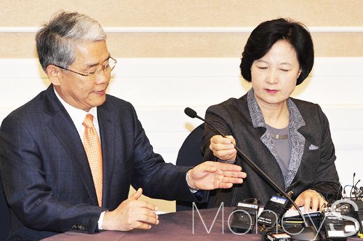 [머니S포토] 마이크 건네는 추미애