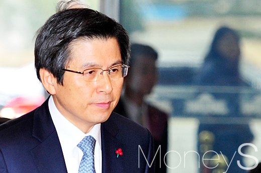 [머니S포토] 탄핵 가결 이후 국회 들어온 황교안 권한대행