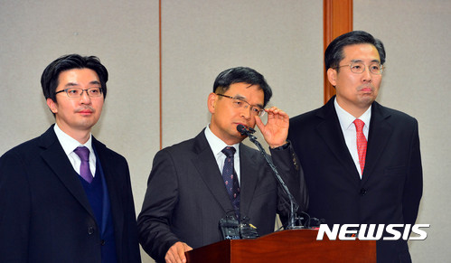 이중환 변호사. 이중환, 손범규, 채명성, 서성건 4명의 변호사가 박근혜 대통령 변호인단으로 선임됐다. 16일 오후 서울 재동 헌법재판소에서 변호인단이 탄핵심판의견서와 관련해 브리핑을 하며 취재진 질문을 받고 있다. 왼쪽부터 채명성, 이중환, 손범규 변호사. /사진=뉴시스