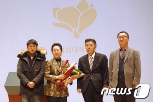 이영림 한의사. 16일 경희대학교 평화의전당에서 열린 이영림 원장 기부 약정식 사진. 오른쪽부터 김남일 한의대학장, 조인원 경희대학교총장, 이영림 영림한의원장, 한의대 학생대표. /사진=뉴스1DB