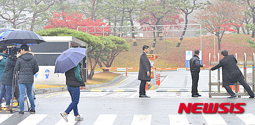 지난 14일 서울 면세점 특허 심사가 열리는 충남 천안 관세국경관리연수원 정문에서 관계자들이 일반인의 출입을 통제하고 있다. /사진=뉴시스DB