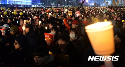 황교안퇴진, 황교안 아웃. 오늘(17일) 오후 서울 종로구 광화문 광장에서 열린 박근혜 대통령 즉각 퇴진을 위한 제8차 촛불집회에서 참석자들이 촛불을 들고 구호를 외치고 있다. /사진=뉴시스