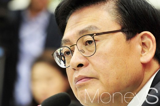 [머니S포토] 취재진 질문 듣는 정우택