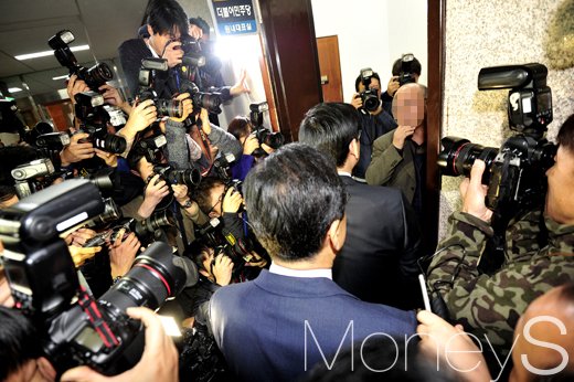 [머니S포토] 문전박대 새누리당, '신임 원내대표 일정 첫단추부터 꼬이는 정우택'