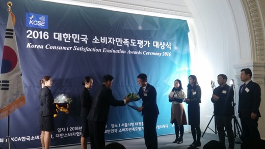 KT&G 상상마당이 지난 14일 서울시청 태평홀에서 열린 ‘2016 대한민국 소비자 만족도평가 대상식’에서 공연문화부문 대상을 수상했다. 사진은 시상식에 참가한 지효석 KT&G 문화공헌부장(가운데)이 송영재 KCA한국소비자평가 회장으로부터 상패를 받고 있는 모습. /사진=KT&G