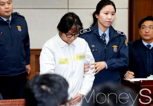 [머니S포토] 흰 수감복 입은 비선실세 최순실, 첫 공판