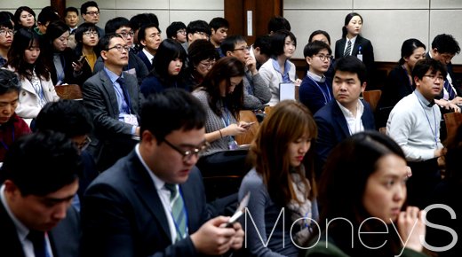 [머니S포토] 국정농단사건 첫 재판, '재판 현장은 후끈후끈 만석'