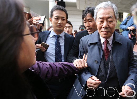 [머니S포토] 국정농단사건 첫 재판, '시민들 항의받는 최순실 측 변호사'