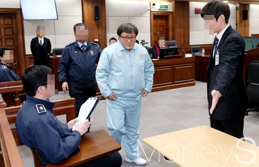 [머니S포토] 푸른색 수감복 입고 재판장 출석한 송성각