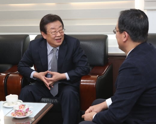 지난 20일 김정남 사장이 고양시에 거주하는 송재근 고객을 방문해 오랫동안 찾아가지 않은 휴면보험금에 대한 자세한 내역과 지급절차를 안내하고 있다. 