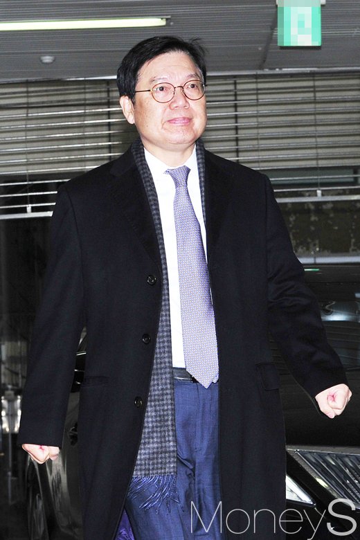 [머니S포토] 출근하는 박충근 특검보