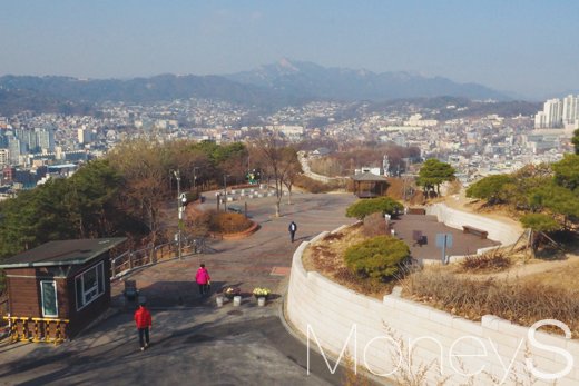 낙산 정상에서 바라본 낙산공원. /사진=서대웅 기자