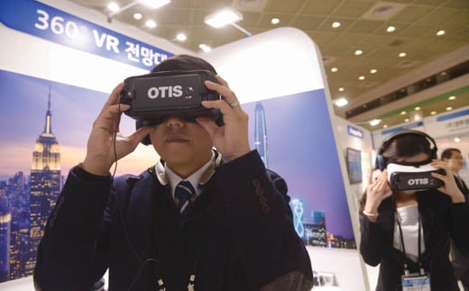 2016 한국국제승강기엑스포에서 관람객들이 360도 VR 전망대 체험을 하고 있다. /사진=뉴시스 장세영 기자