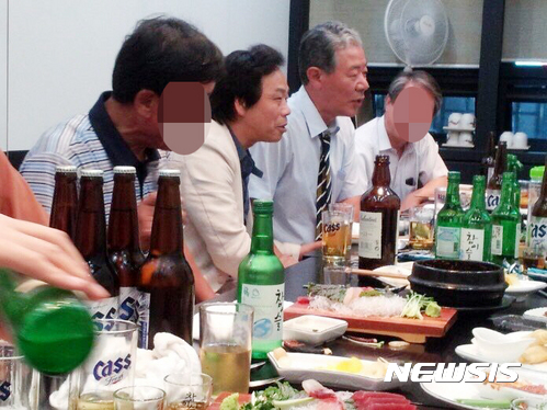 이완영 국회의원. 박영선 민주당 의원이 5차 청문회에서 이완영 국회의원(왼쪽 2번째)과 최순실 측 이경재 변호사(오른쪽 2번째)가 함께 있는 시민 제보사진을 공개했다. /사진=뉴시스(박영선 의원실 제공)