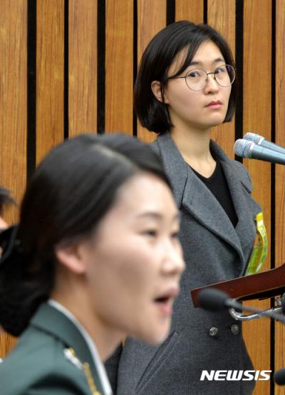 이슬비 대위 핸드폰, 지난 22일 오후 서울 여의도 국회에서 열린 제5차 청문회에서 조여옥 전 청와대 간호장교와 동행한 국군수도병원 이슬비 대위가 발언대에 서서 조 대위의 답변 모습을 바라보고 있다. /사진=뉴시스