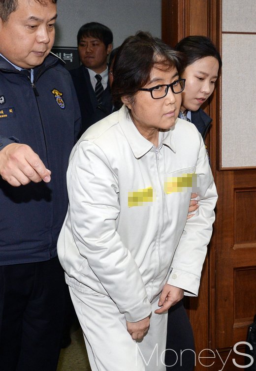 비선실세로 알려진 최순실씨가 19일 서울 서초구 서울중앙지법 형사대법정에서 열린 국정농단사건 첫 재판에 들어서고 있다. /사진=사진공동취재단 