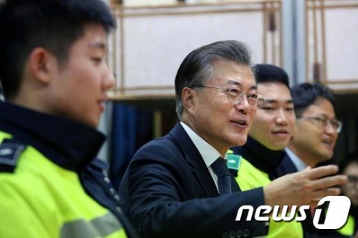 문재인 전 더불어민주당 대표가 24일 오전 서울 영등포경찰서를 방문해 평화적인 촛불집회에 일조한 의경들을 격려하고 있다. /사진=뉴스1