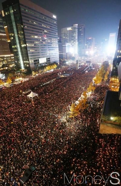 그것이 알고싶다. 박근혜 대통령의 퇴진을 촉구하는 '민중총궐기'가 지난달 서울 종로구 광화문광장에서 진행된 가운데, 참가자들이 청와대로 행진하고 있다. /사진=사진공동취재단