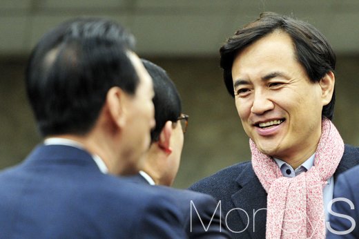 보수단체 맞불집회. 김진태 새누리당 의원이 지난 20일 국회에서 열린 새누리당 비상대책위원회 구성 논의 및 원내부대표단 선출 회의에 참석해 의원들과 인사를 하고 있다. /사진=임한별 기자
