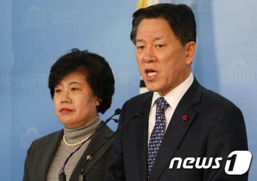 주승용(오른쪽), 조배숙 국민의당 의원. /사진=뉴스1