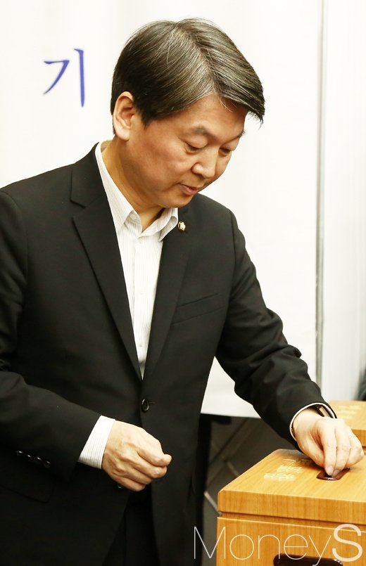 [머니S포토] 투표 마친 안철수 전 대표